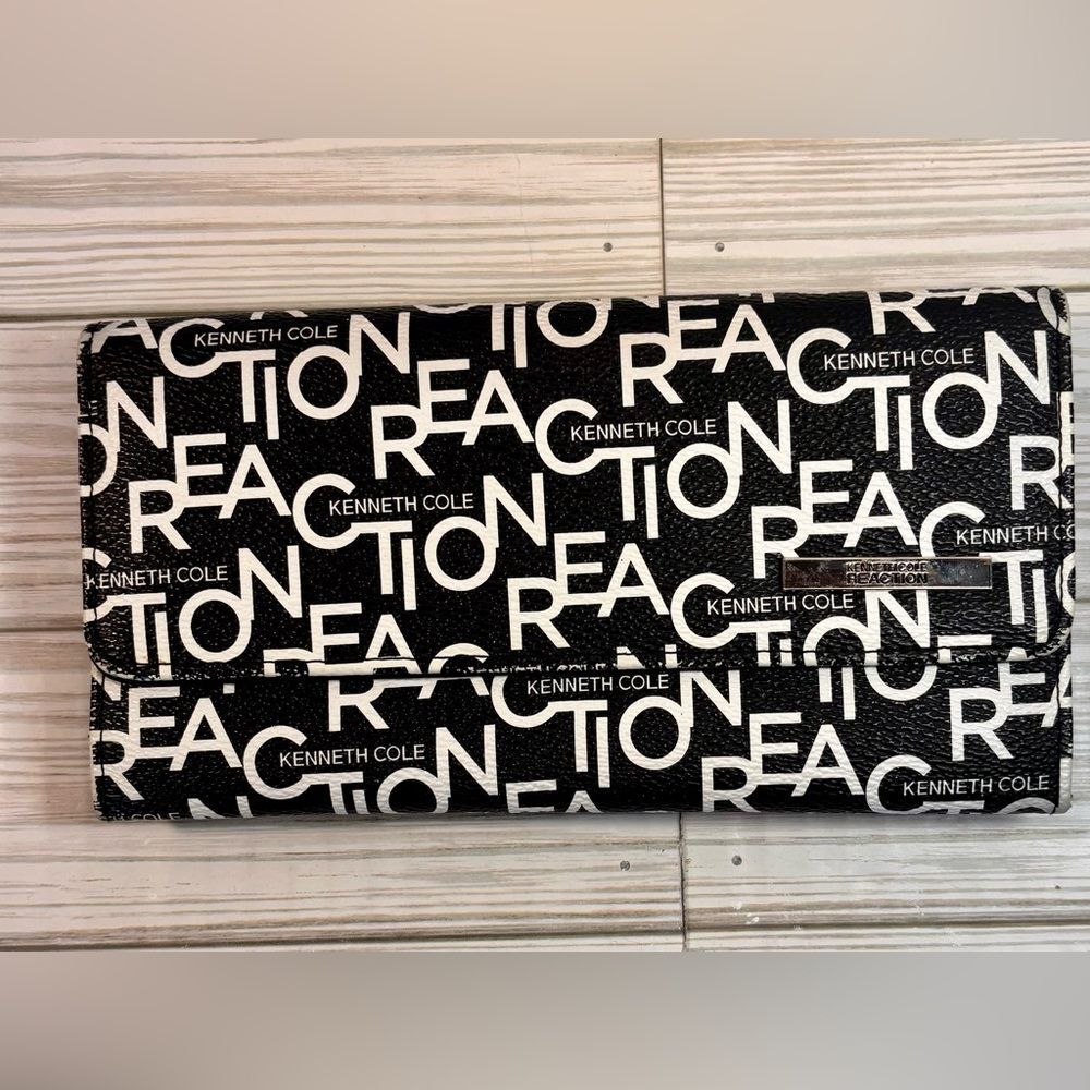 093- Kenneth Cole Reaction Black& White Long Wallet
